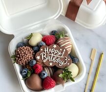 Клубничный бенто-бокс Happy Birthday