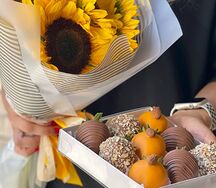Дуо набор с подсолнухами и клубникой в шоколаде