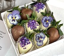 Клубника в шоколаде Фиалка