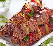 Plats de brochettes viande