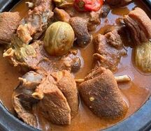 Kédjenou d'agouti avec du riz