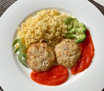 Котлеты куриные под муссом из болгарского перца