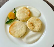 Сырники без сахара с курагой со сметаной
