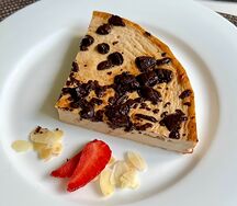 Творожная запеканка без сахара с бананом и горьким шоколадом