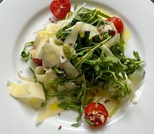Руккола с черри и слайсами пармезана