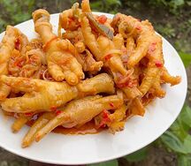 Pattes de poulet accompagnées d'alloco