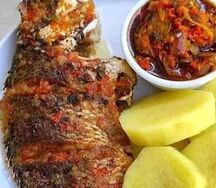 Igname bouillie au poisson frit
