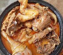 Kédjénou de poulet pondeuse 1/2 avec riz ou attieke 