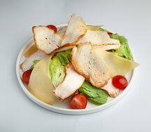 Салат Цезарь с курицей