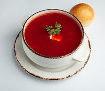 Борщ с говядиной и чесночной пампушкой