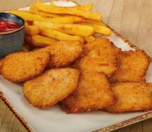 Наггетсы куриные с картофелем фри и кетчупом