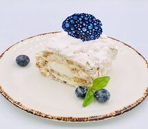 Меренговый рулет с орехами