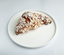 Французский круассан с заварным кремом и миндалем