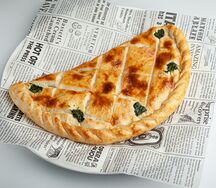 Кальцоне со шпинатом и сыром
