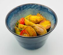 Мини картофель с томатами черри и розмарином
