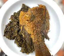 Sauce feuilles ו poisson grillé