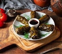 Долма с соусом