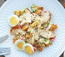 Салат цезарь с курицей