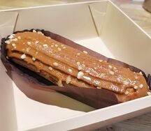 Обсыпной эклер с варёной сгущёнкой 