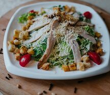 Салат Цезарь с курицей