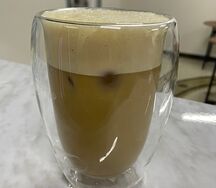 Ледяной латте на овсяном молоке