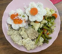 Куриная грудка с гарниром и овощами