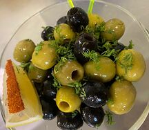 Оливки, маслины и чесночное масло