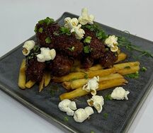Крылья в соусе кола с попкорном и картофелем фри