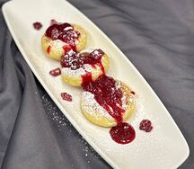 Сырники с клубничным конфитюром 
