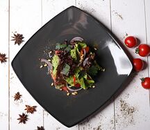 Салат овощной с печеным перцем и кедровым орехом