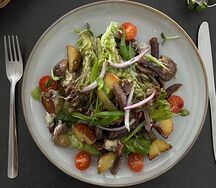 Салат Буржуа с говяжьим языком и сыром дорблю
