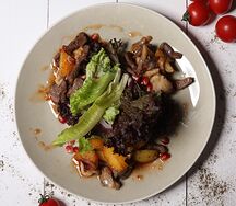 Картофельный салат с сочной телятиной и вешенками