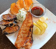 Судак на углях с овощами