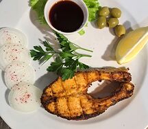 Лосось с овощами на углях