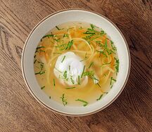 Куриная лапша с яйцом пашот