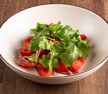 Томаты с красным луком и кинзой