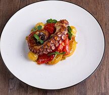 Осьминог с печеными овощами