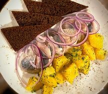 Сельдь с картофелем и бородинскими гренками