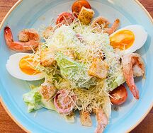 Салат Цезарь с креветками