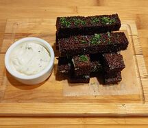 Гренки бородинские с чесночным соусом