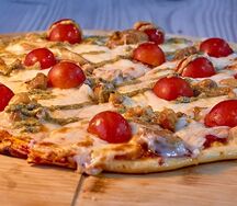 Пицца Курица с томатами черри