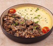 Бефстроганов из говядины с картофельным пюре