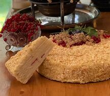 Пирожное Наполеон с ягодами
