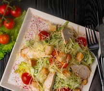 Салат Цезарь с курицей