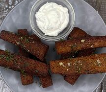 Гренки чесночные с чесночным соусом