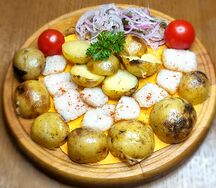 На мангале картофель с курдюком