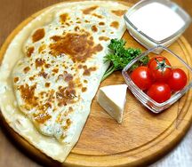 Кутаб с сыром и помидорами