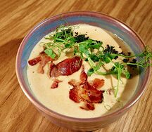 Копченый сырный суп с карамельным беконом