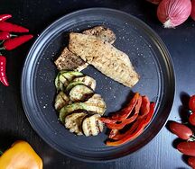 Жареный сибас с овощами на гриле