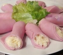 Рулетики из ветчины с сырным соусом